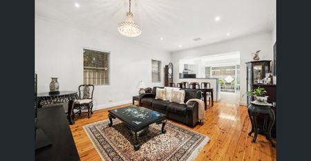 A Renovated 1950s Classic With Double Parking - Photo 5