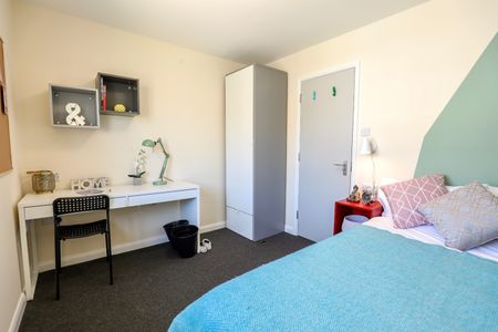 6 Bed Semi-Detached House, Brentwood Crescent, BN1 - Photo 5