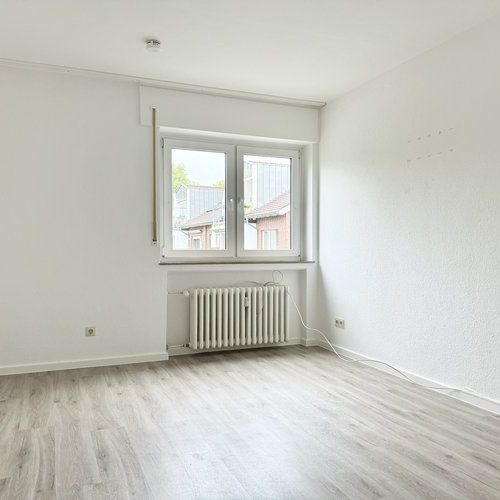 Drei-Zimmer-Wohnung mit saniertem Bad und neuem Fußboden - Foto 1