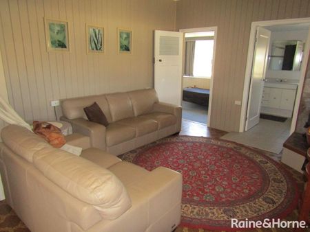 Tidy 4 Bedroom Home Close to Town - Photo 4