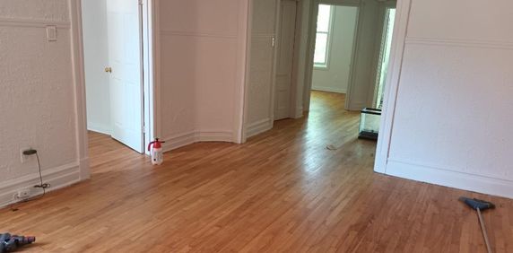 METRO PIE-1X GRAND 5 1/2 LIBRE +STATIONNEMENT - Photo 2