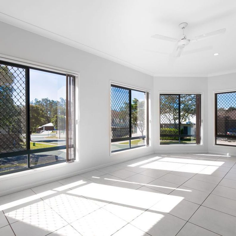 Spacious Family Retreat: Your Dream Rental Home Awaits - Photo 1