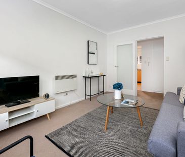 Spacious 2 Bedroom Apartment In Great Location! - Photo 2