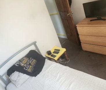 Room in a Shared House, Harrow Road, E11 - Photo 3