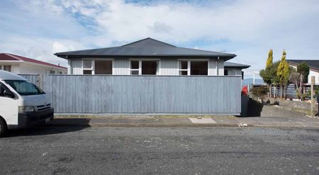 Kingston Gem: Spacious 5-Bedroom Family Home with - Photo 4