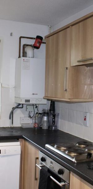 72 Parklands Drive – CM1 7SP – Top Back Double Room - Photo 2