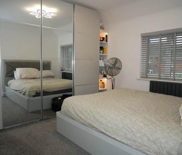 4 bedroom semi-detached house to rent - Photo 4