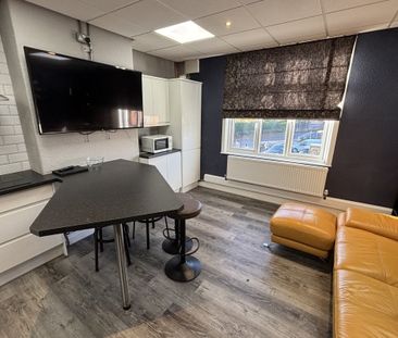 High Street - Photo 2