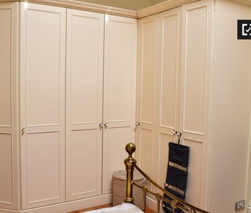 Ensuite room in 5-bedroom apartment in Churchtown, Dublin - Photo 5