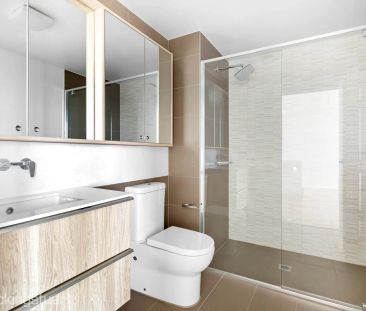 Modern One Bedroom With Spectacular Views - Photo 3