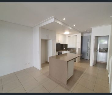 Stylish Town House within walking distance to Robina Town Centre - Photo 4