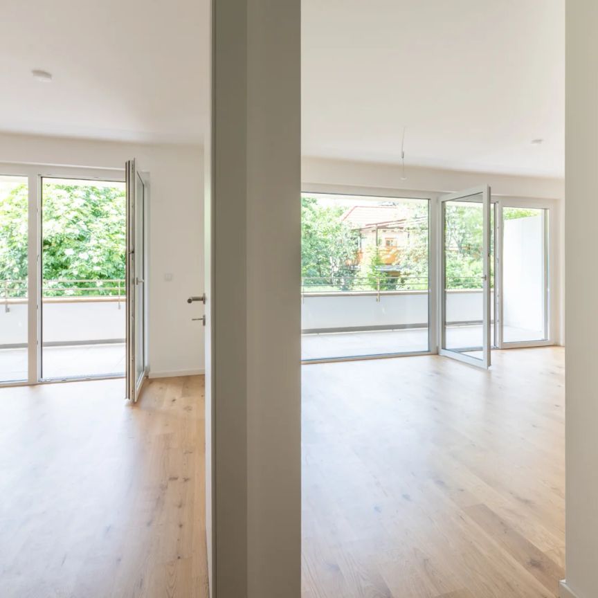 NEUBAUERSTBEZUG: MODERNE; RUHIGE 2 ZIMMERWOHNUNG MIT BEEINDRUCKENDEM BALKON + GARAGENPLATZ - Foto 1