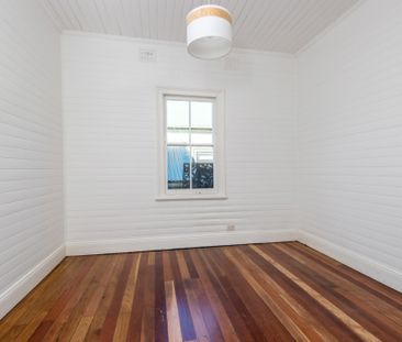 ARCHITECTURALLY DESIGNED HOME - Photo 2