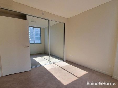 Modern One-Bedroom Apartment with One Study in Heart of Merrylands - Photo 2