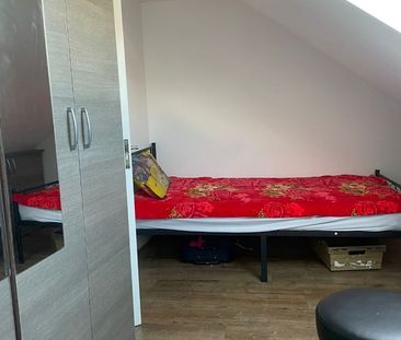 Room in a Shared House, London, E13 - Photo 2