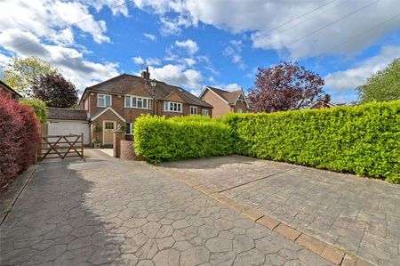 A beautifully updated four-bedroom family home located 0.5 miles from the Marlow High Street - Photo 5