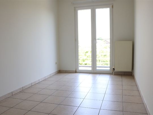 Zéér verzorgd & instapklaar appartement op 2deV met 2 SLK, terras & 2 ondergrondse autostaanplaatsen - Photo 1