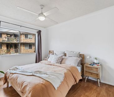 Modern 2 bedroom unit in heart of Palm Beach - Photo 6