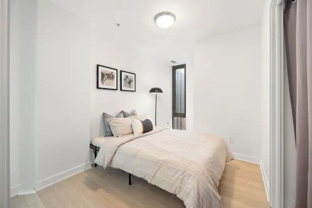 Toronto Furnished Loft Condo for Rent - Sun-Filled 2 Bedroom Suite with CN Tower View in Fashion District - Photo 5