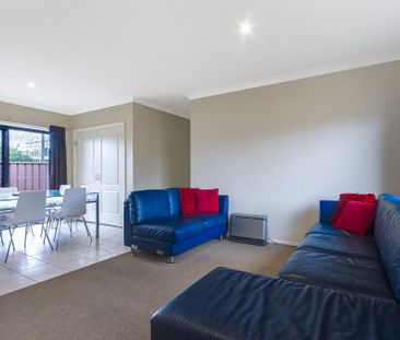 Spacious, Modern Villa Close to Everything! - Photo 1