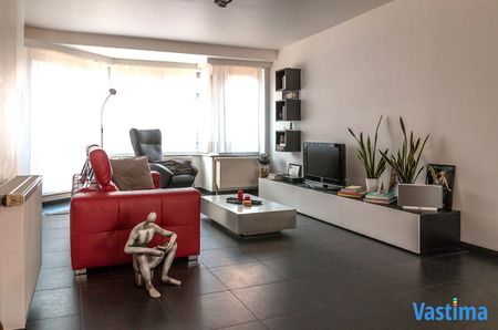 Lichtrijk leefappartement met 2 slaapkamers en terras - Photo 3