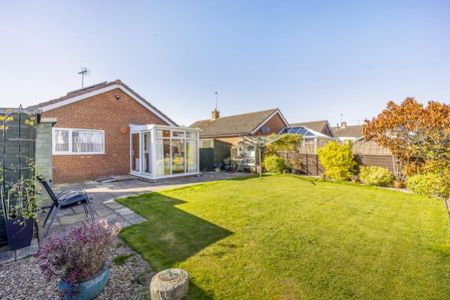 2 bedroom detached bungalow to rent - Photo 2