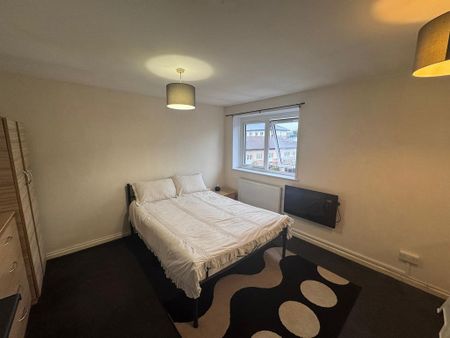 1 bedroom in a house share to rent - Photo 2