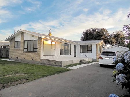 A home with walking distance to mall and schools. - Photo 5