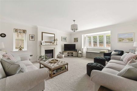 An exceptional 4-5 bedroom detached family home in the heart of Wheathampstead with garage and off street parking. - Photo 2