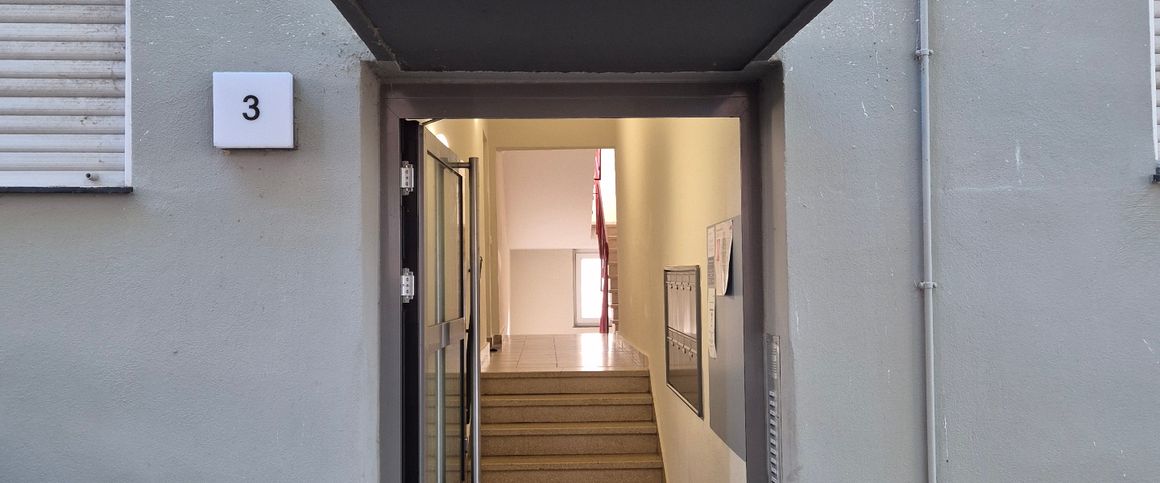 Sehr helle und mehr als großzügig geschnittene 1-Zimmer-Wohnung in ruhiger Lage zu vermieten - Foto 1