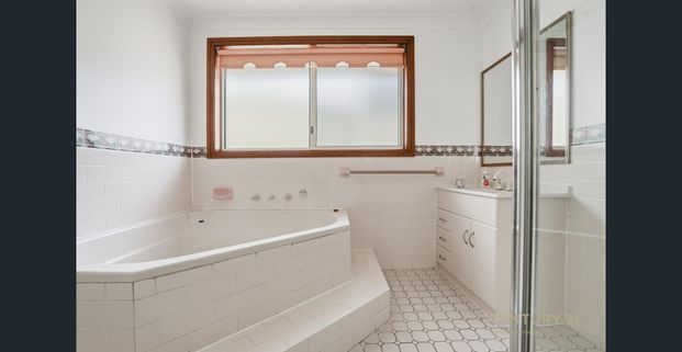 Spacious Family Home with Pool - Photo 1