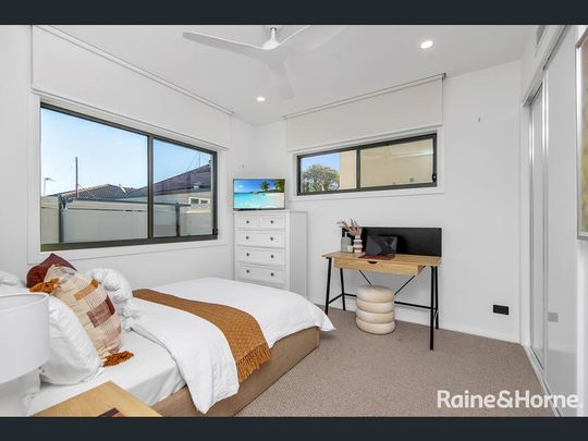 Near new stunning 4-bedroom duplex. - Photo 1