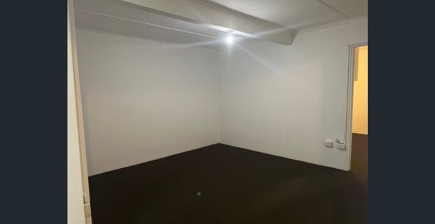 Fresh, Bright & Ultra-Convenient Sandgate Living - Photo 1