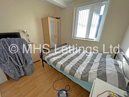 4 Bedroom Semi-Detached House for rent in Buckingham Avenue - Photo 3