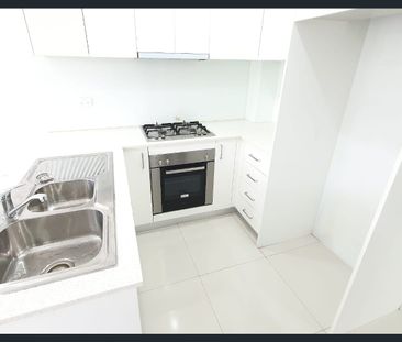 Modern 2 Bedroom apartment with security parking - Photo 4