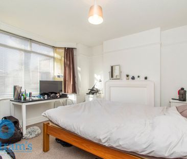 References Pending - 6 bed Semi-Detached House - Photo 4