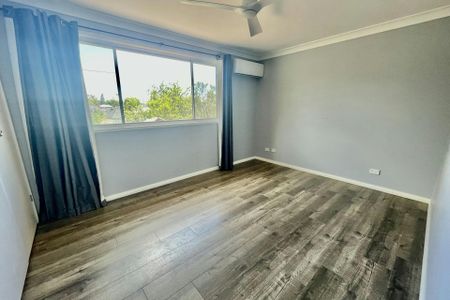 Tastefully Presented Two Bedroom Half-House - Photo 3