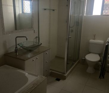 Bedroom with individual study room and bathroom - Photo 5