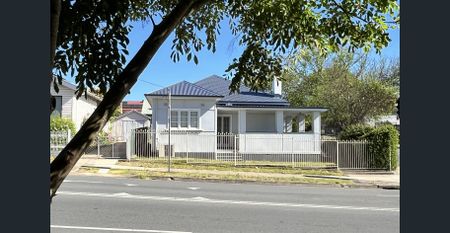 Cute 2-Bedroom Cottage in Town – 6-Month Lease Only - Photo 5