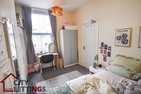 4 Bedroom Mid Terraced House - Photo 5