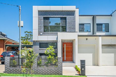 Stylish & Spacious 5-Bedroom Duplex for Rent - Prime Greystanes Location! - Photo 2