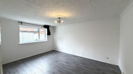 Bostocke Close, Laindon, Basildon - Photo 2