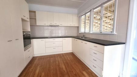 Location, Lifestyle & Liveability in Holland Park West - Photo 5