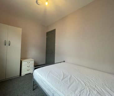 4 bedroom terraced house to rent - Photo 5