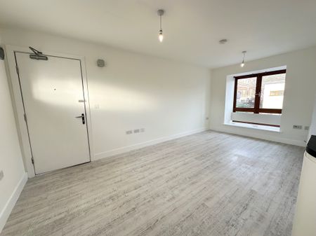 Great Mead, Chippenham - Photo 2