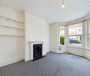 Good size double bedroom, ground floor apartment having recently been redecorated with newly fitted bathroom. Located within half a mile of Preston Park train station. Offered to let un-furnished. Available now! - Photo 2
