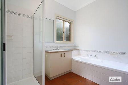 Charming 3-Bedroom Home with Lush Gardens - Photo 5