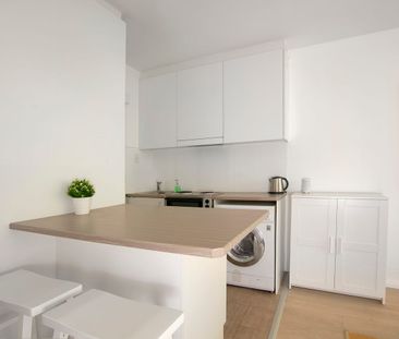 Fully Furnished, Beachside Studio Apartment - Photo 3