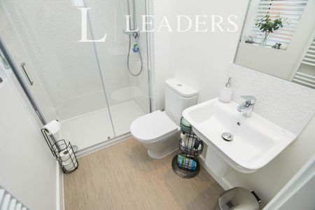 4 bedroom detached house to rent - Photo 2