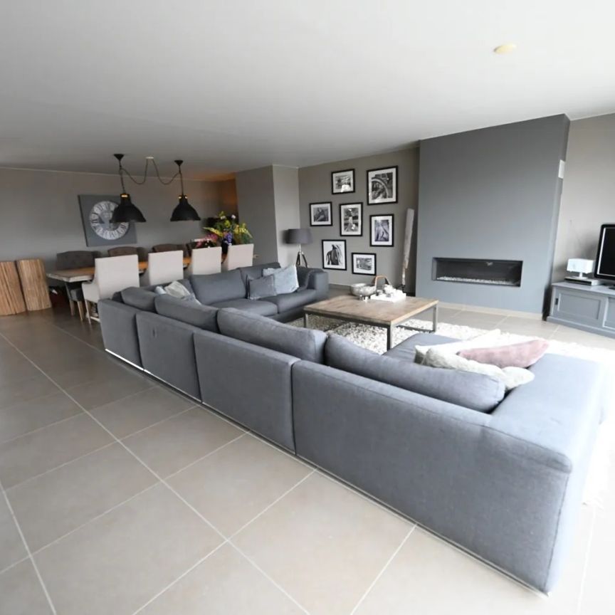 Ongemeubeld - Prachtig en UNIEK duplexappartement met 3 slpk. gelegen in het centrum van Knokke, met een facade van 10 meter en een open zicht op de Dumortierlaan. HUREN OP VENNOOTSCHAP MOGELIJK! - Photo 1
